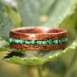 Mahogany wooden ring inlaid with malachite